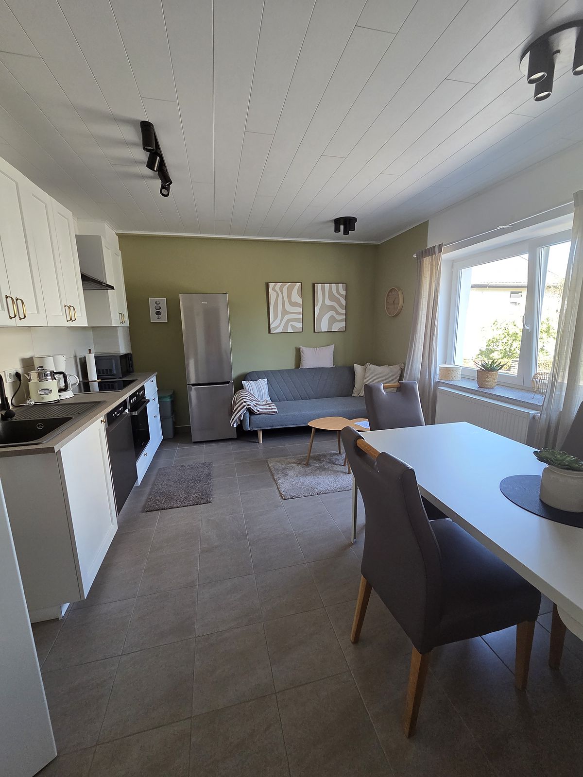 Küche, Wohn- und Essbereich – Apartment 1, „Kroppacher Schweiz“ in Müschenbach