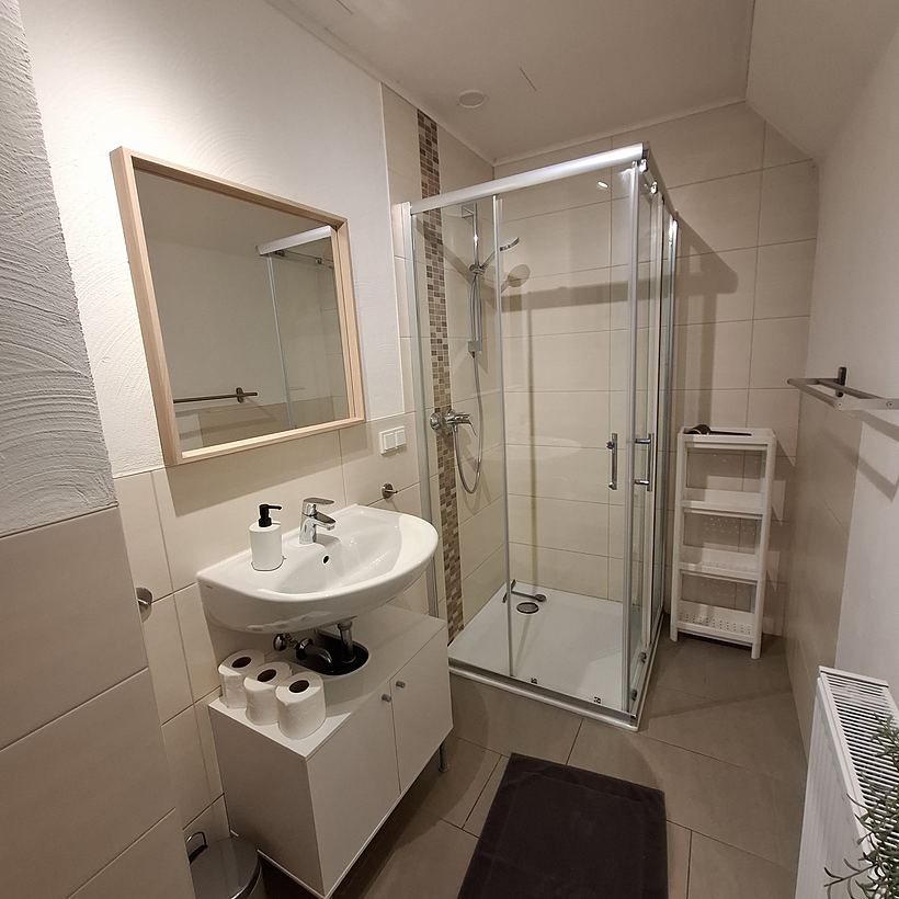 Badezimmer (1 von 2) – 2. Obergeschoss in Mündersbach