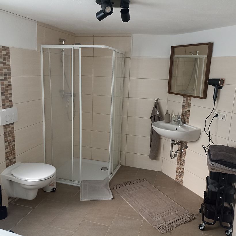 Badezimmer (1 von 2) – Apartment 1, „Am Weiherplatz“ in Norken